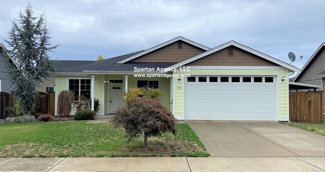 Building Photo - 912 Grinnell Ave SW