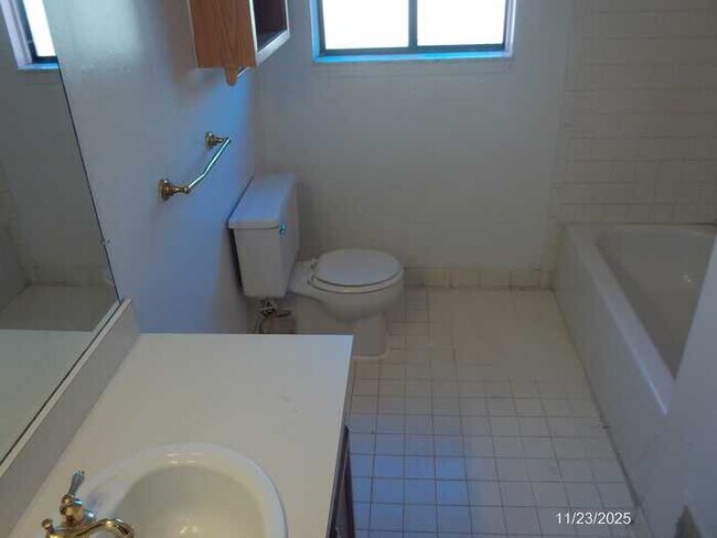 Foto del edificio - 16682 Eastland St