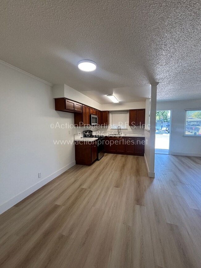Building Photo - 2 Bedroom Duplex, all new, Central Heat an...
