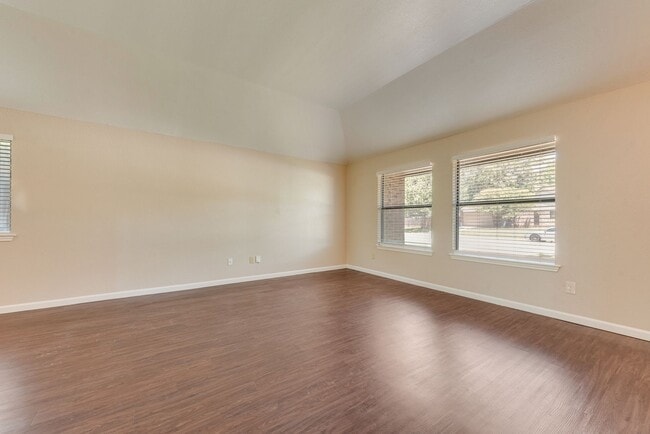 Building Photo - 208 E Denton Dr