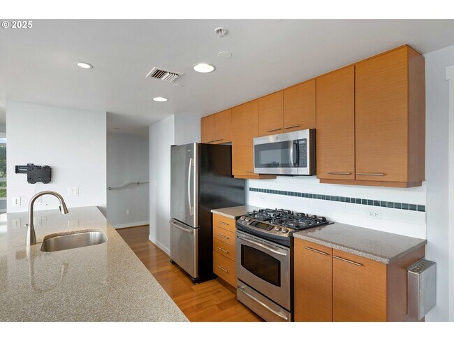 Foto del edificio - Modern 2-Bed/2-Bath Condo with Balcony, Pa...