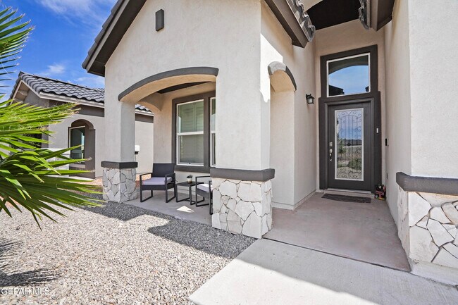 Building Photo - 13920 Loreina Luz Ave