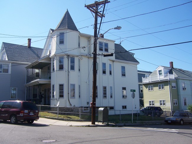 Building Photo - 20 Dexter St
