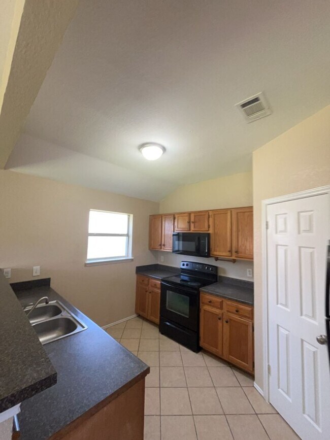 Foto del edificio - NEW IN MANAGEMENT - AVAILABLE NOW!