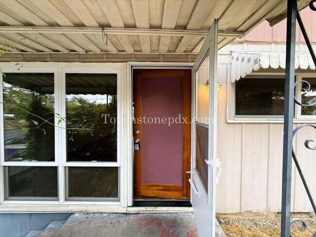 Foto del edificio - Charming 3-Bedroom Gem with Hardwood Floor...