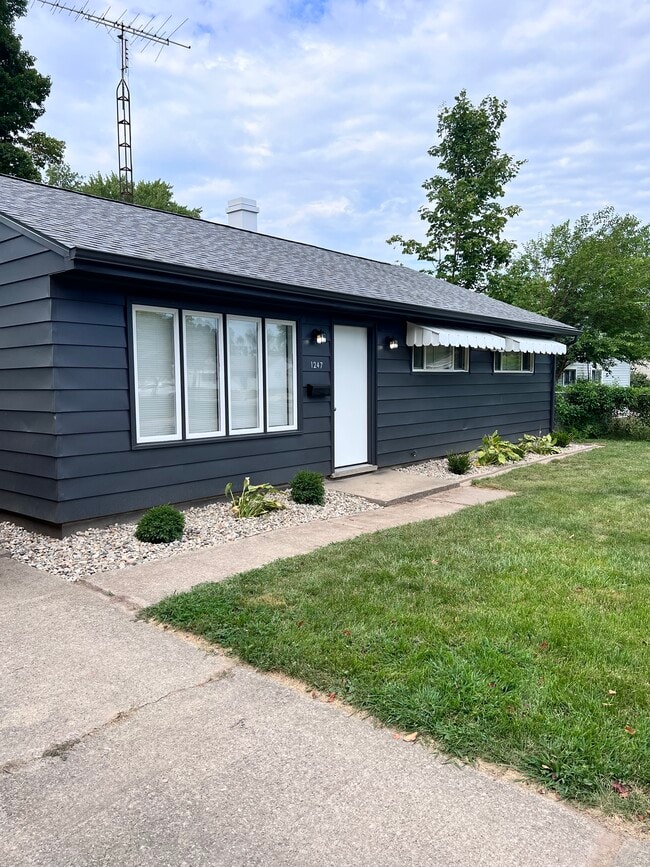 Building Photo - 1247 Dennis Dr