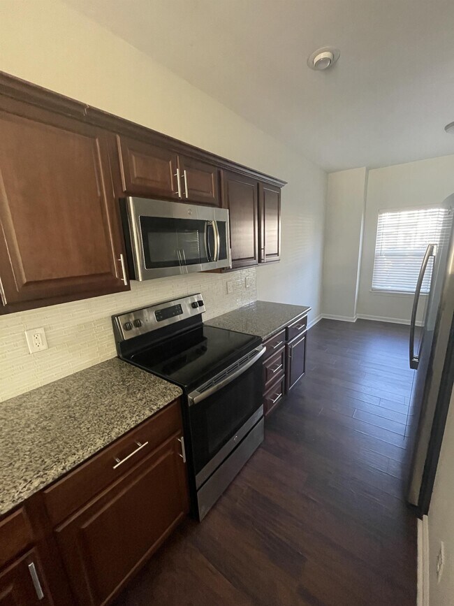Building Photo - 123 Summerland Dr