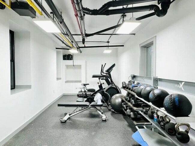 Foto del edificio - Furnished room/NOT APARTMENT