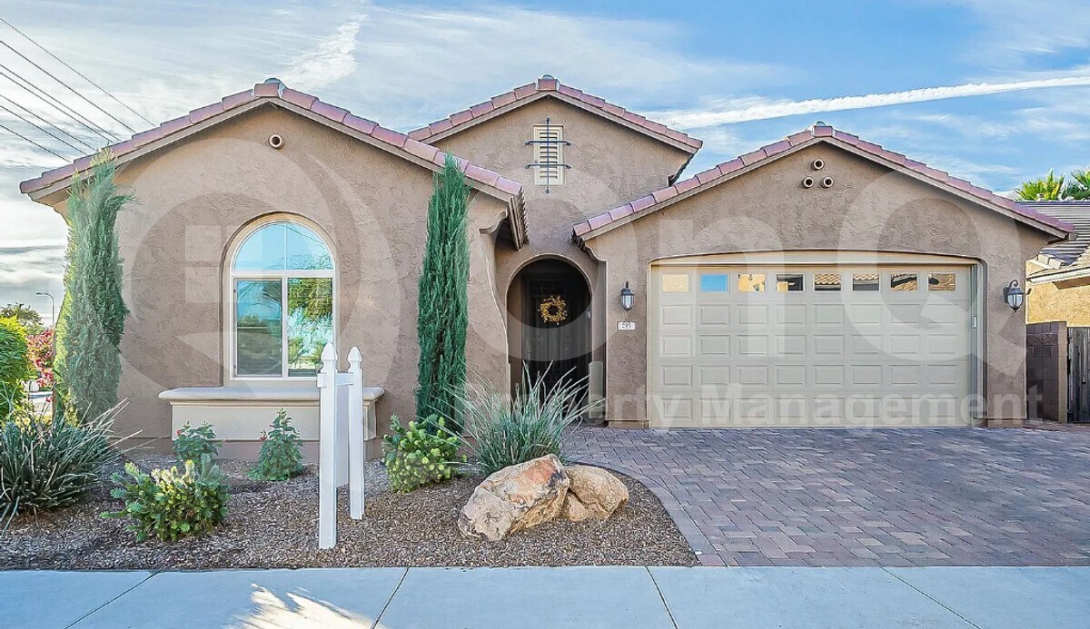 Foto principal - 293 E Glacier Dr