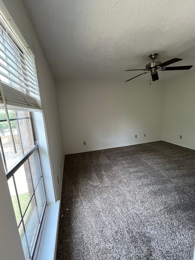 Foto del edificio - Quiet 1-Bed Condo, New Bedroom Floor, Balc...