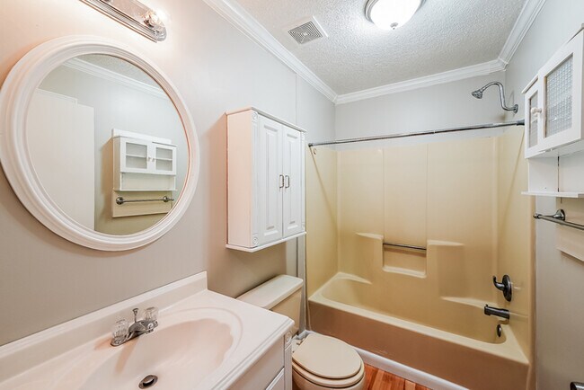 Foto del edificio - 356 Lakeshore Cir