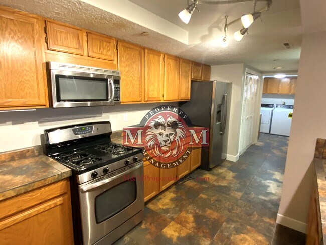 Foto del edificio - 2 Bed 2 Bath Condo in Bench Tower Condomin...