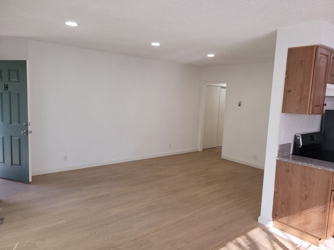 Foto del edificio - 6561 Fulton Ave