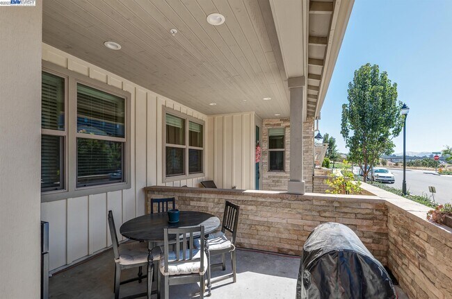 Building Photo - 588 Sandalwood Dr