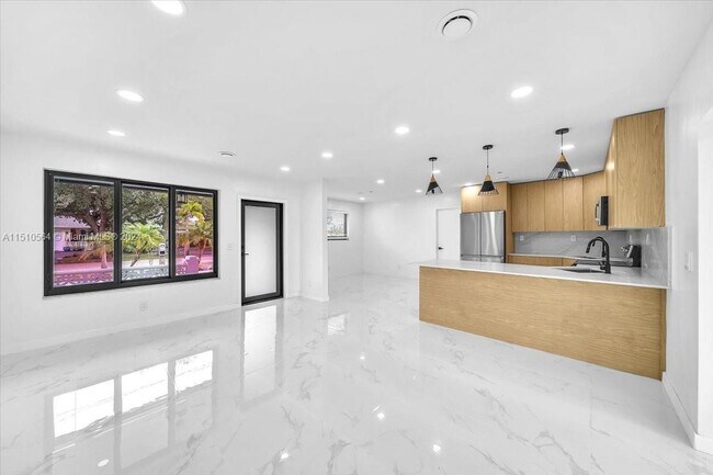Building Photo - 2224 N 35th Ave