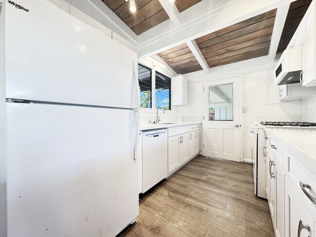 Building Photo - Refreshed 3/2 Kailua House
