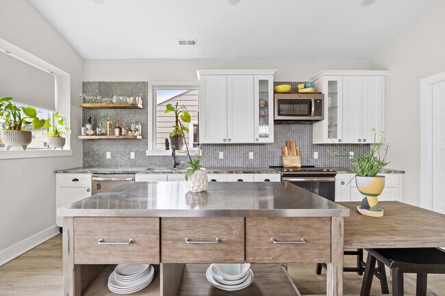 Building Photo - 918 St Peter St