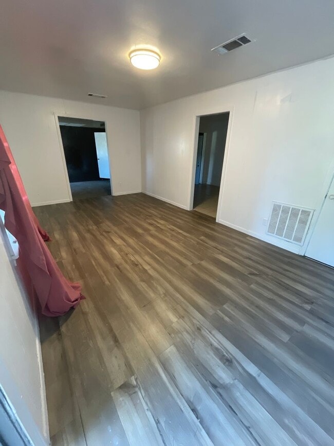 Building Photo - Spacious Sunset Acres Home