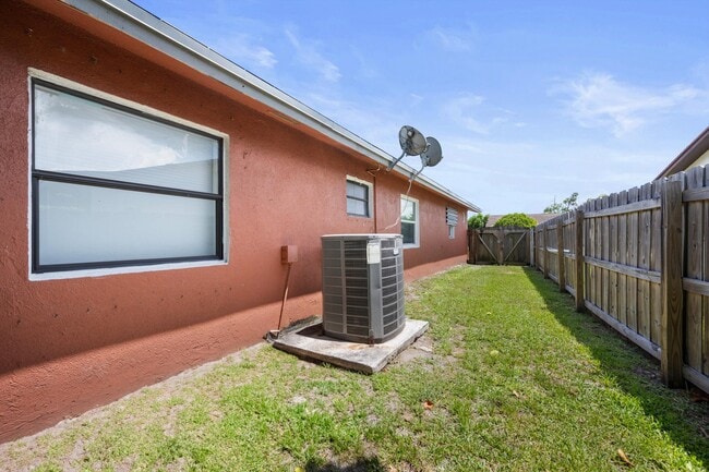 Building Photo - 4928 Marbella Rd S