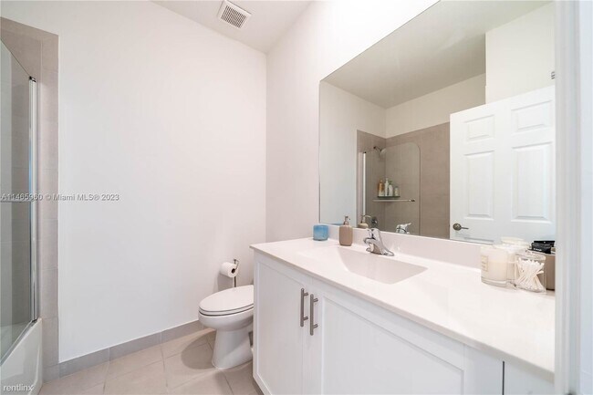 Building Photo - 3 br, 2.5 bath Townhome - 1928 SW 5th Blvd...