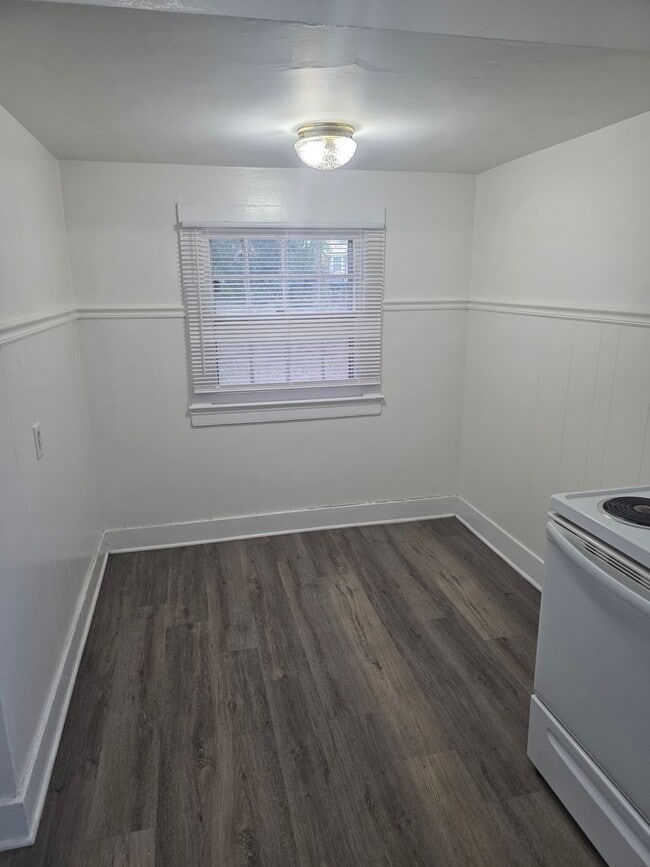 Building Photo - 1736 Longview Dr