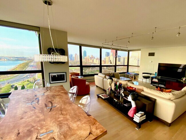 Building Photo - 360 E Randolph St