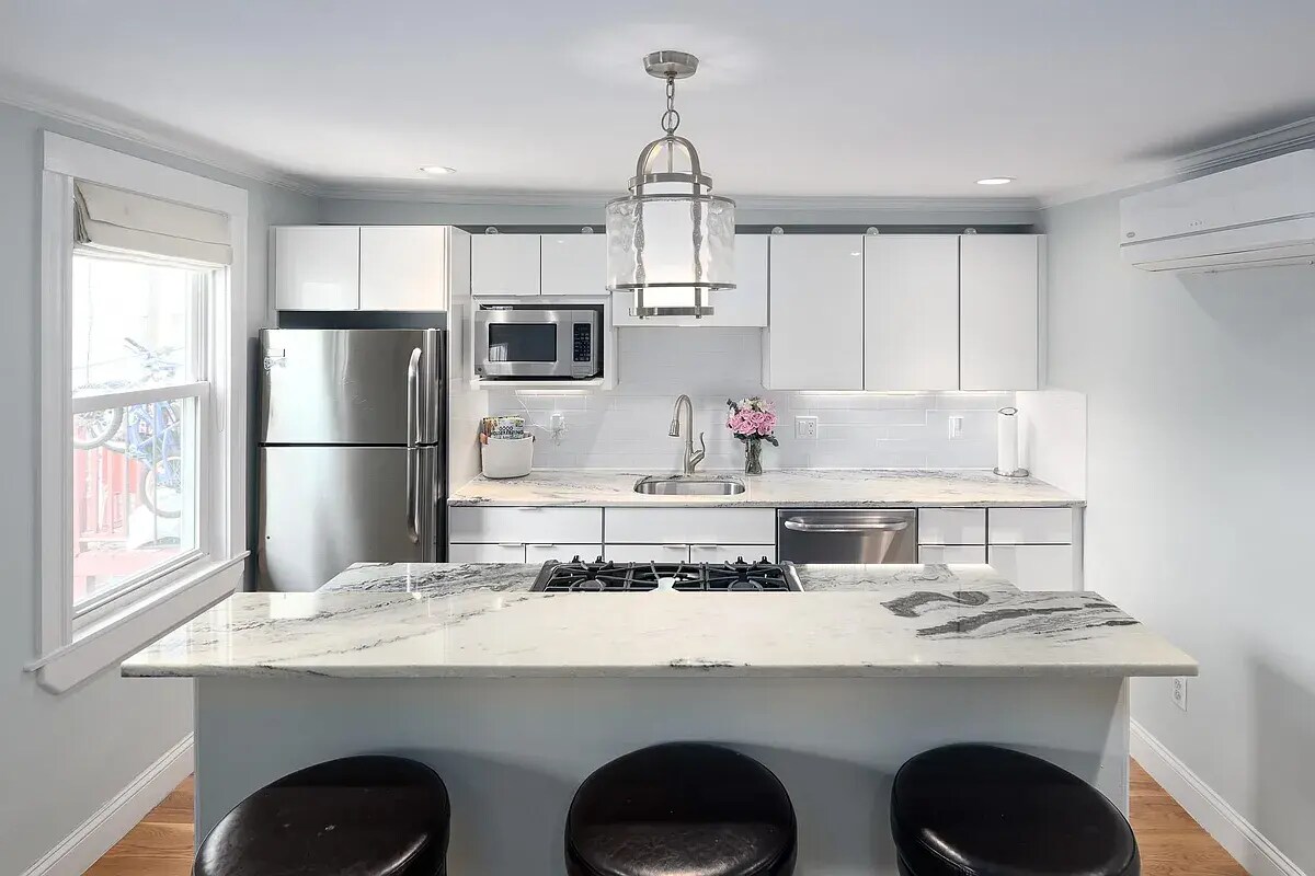 Primary Photo - 194 Marion St