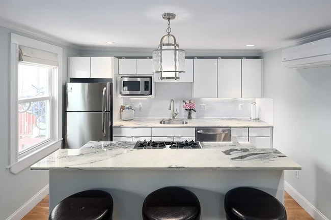 Building Photo - 194 Marion St