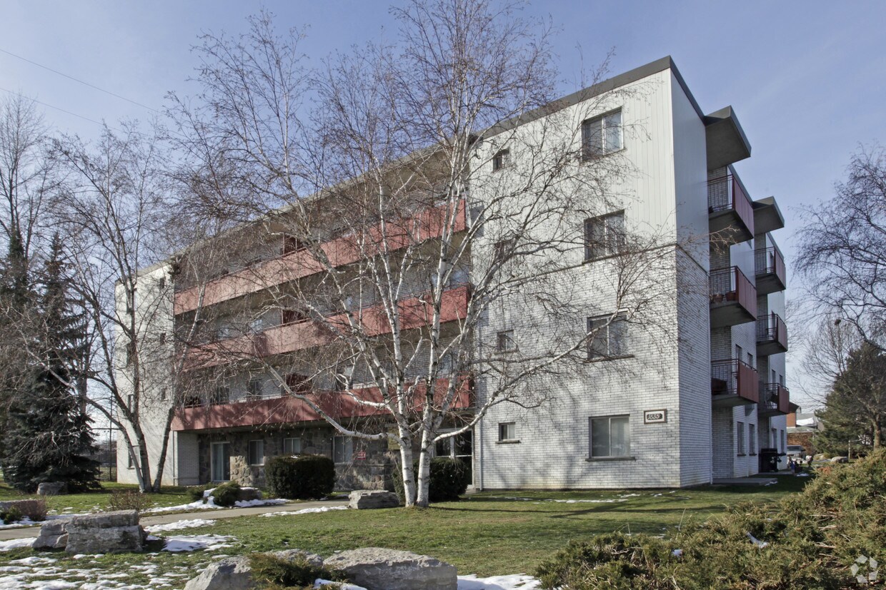 Primary Photo - 1835 Bloor St