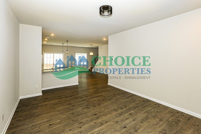 Building Photo - Perfect location in University!