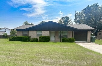 Building Photo - 118 Royale Dr