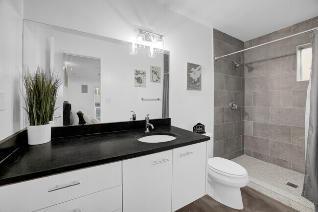 Building Photo - 1513 S Carson Ave