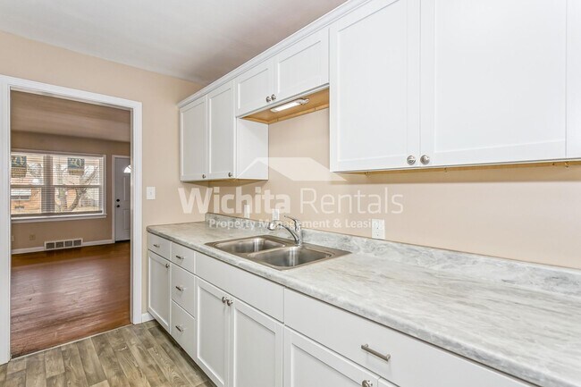 Foto del edificio - 2103-2103 S Old Manor Rd