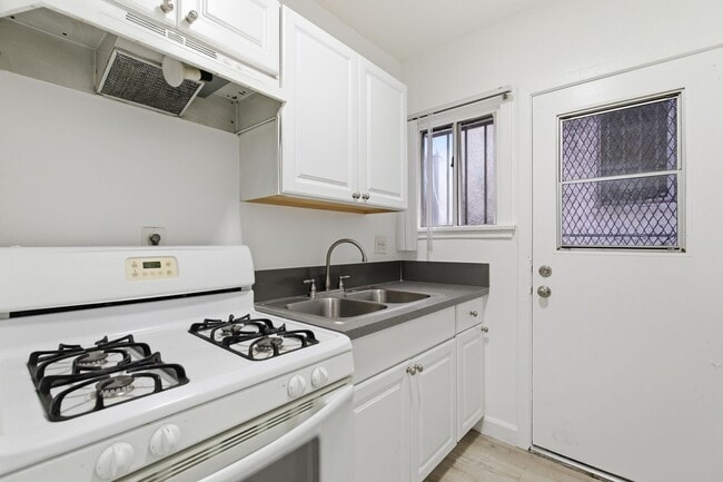 Interior Photo - 1426 S Bonnie Brae Street