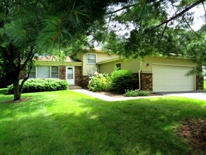 Building Photo - 822 Spruce Ln
