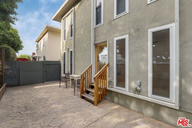 Building Photo - 915 Marine St