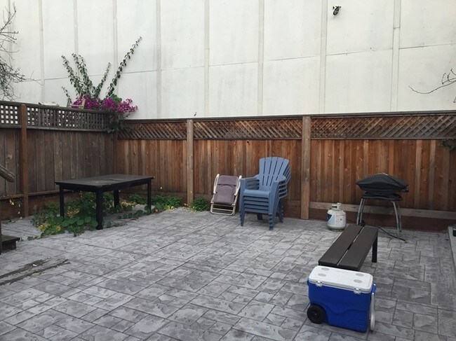Patio - 4 Unit MF