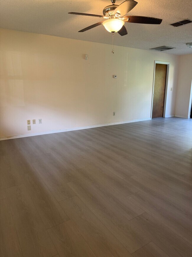 Foto del edificio - 6051 E Dell Ln