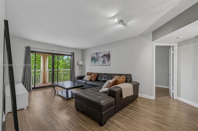 Foto del edificio - 8290 Lake Dr