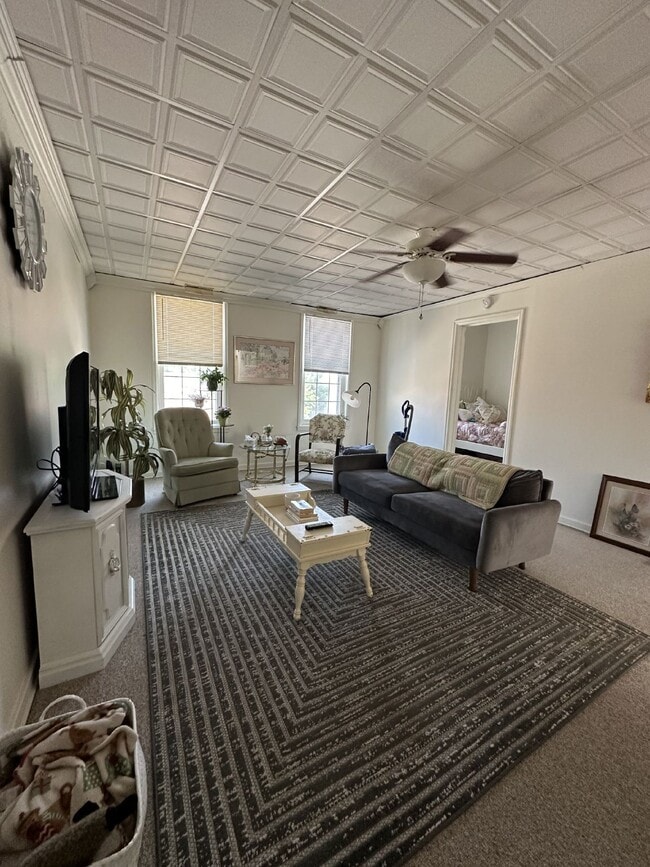 Building Photo - 3 Bed 1 Bath overlooking historic Grand Ave Available June 1st!