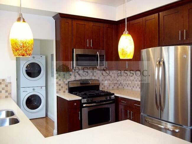 Building Photo - 1360 S Orange Dr