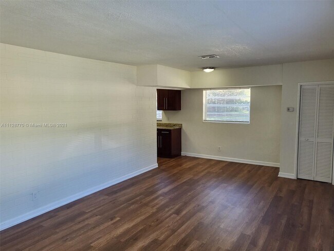 Building Photo - 500 NE 162nd St