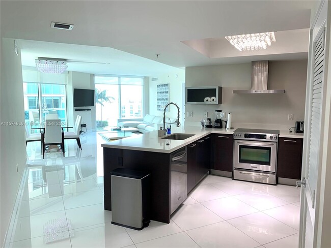 Foto del edificio - 250 Sunny Isles Blvd