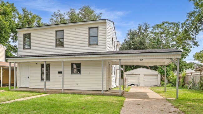 Building Photo - 1225 3rd Ave N