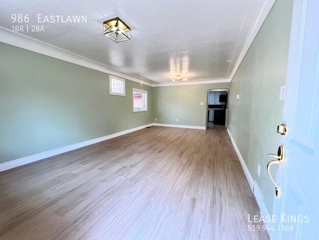Building Photo - 986 Eastlawn