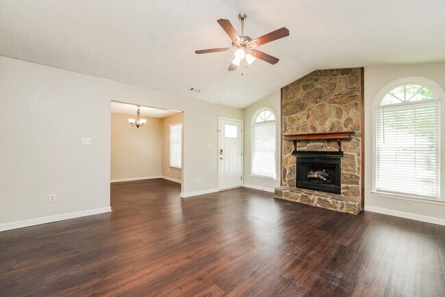 Foto del edificio - 465 Rosehill Dr