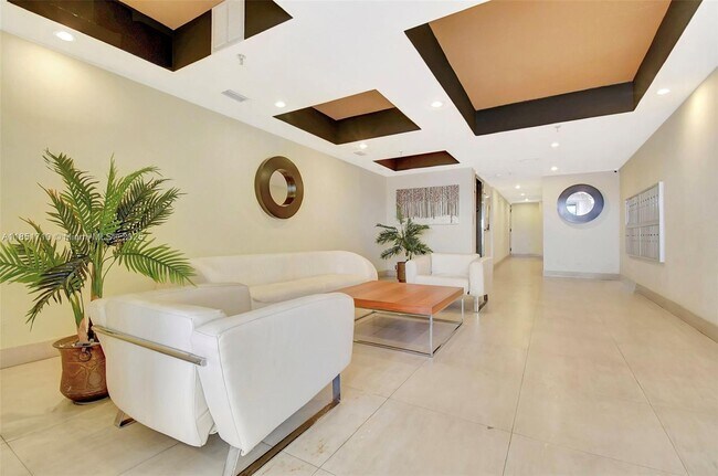 Building Photo - 2924 Collins Ave