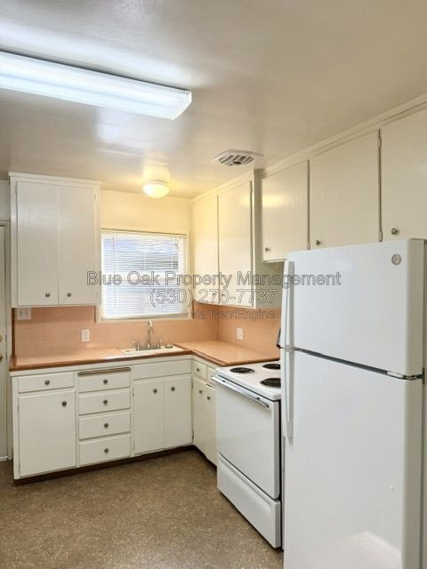 Building Photo - 1476 E 8th St