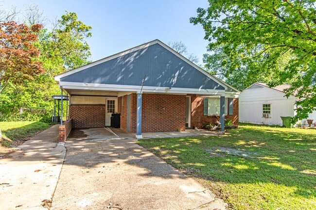 Building Photo - 1024 Grenada Dr