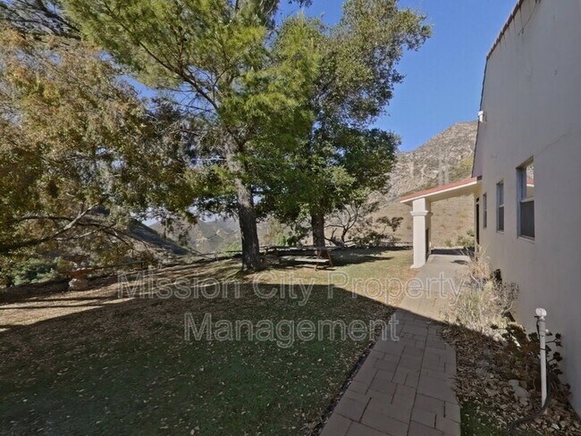 Foto del edificio - 1210 Toro Canyon Rd